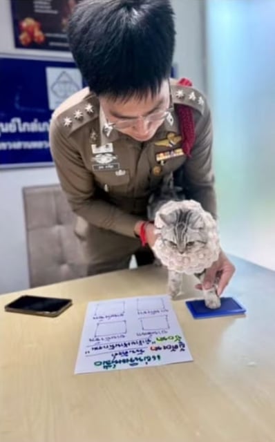 Before releasing the cat, an officer followed protocol by recording the paw prints of the little “suspect,” adding a touch of humour to the situation. Photo: Parinda Yukol Pakeesuk/Facebook