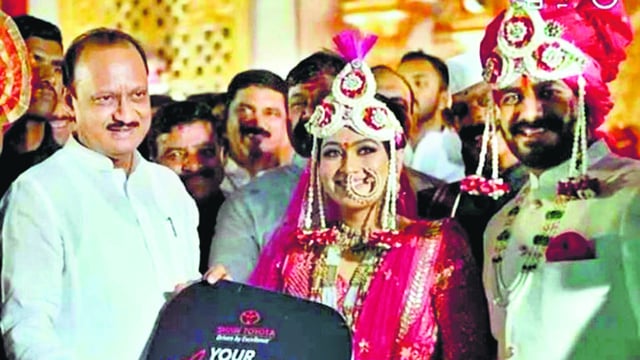 Ajit Pawar presenting keys of SUV to Vaishnavi at her marriage with Shashank. Vaishnavi’s father Anil Kaspate said he had given the SUV as part of dowry. (HT FILE)