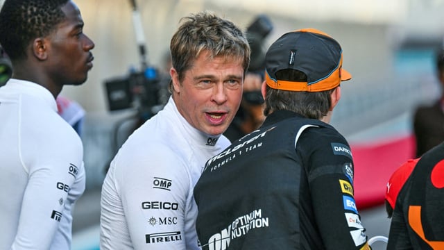 Brad Pitt, hier im Gespräch mit McLaren-Pilot Oscar Piastri
