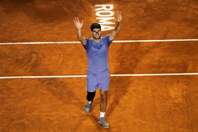 L'Espagnol Carlos Alcaraz célèbre sa victoire contre le Serbe Laslo Djere en 32e de finale du Masters-1000 de Rome, au Foro Italico, à Rome le 11 mai 2025