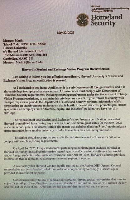 La carta enviada a la Universidad de Harvard notificando que no podrá matricular estudiantes extranjeros.