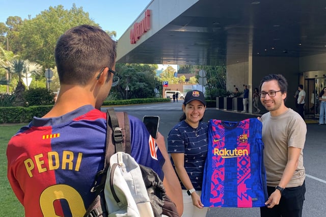 Aficionados del Barça posan frente al hotel de concentración de equipo blaugrana en Lisboa.