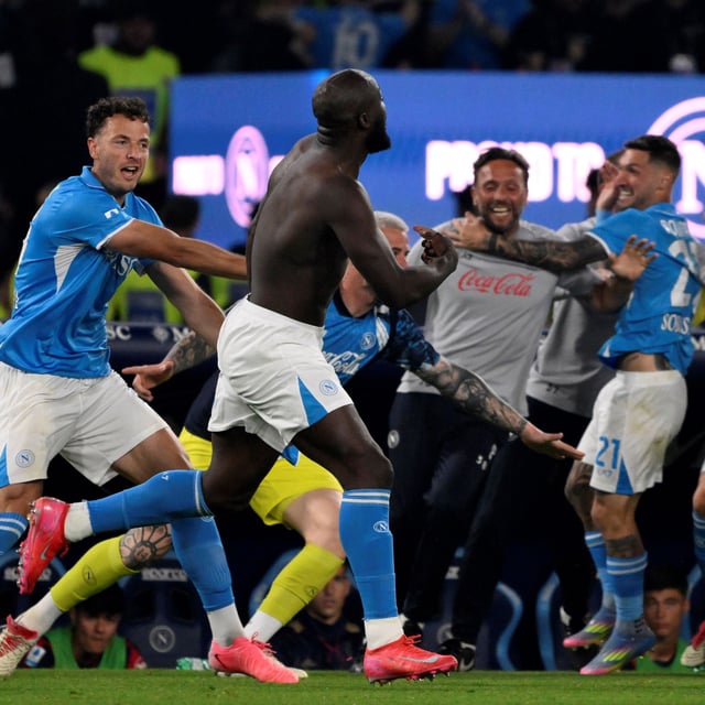 Neapels Romelu Lukaku lässt sich nach seinem Tor zum 2:0 feiern