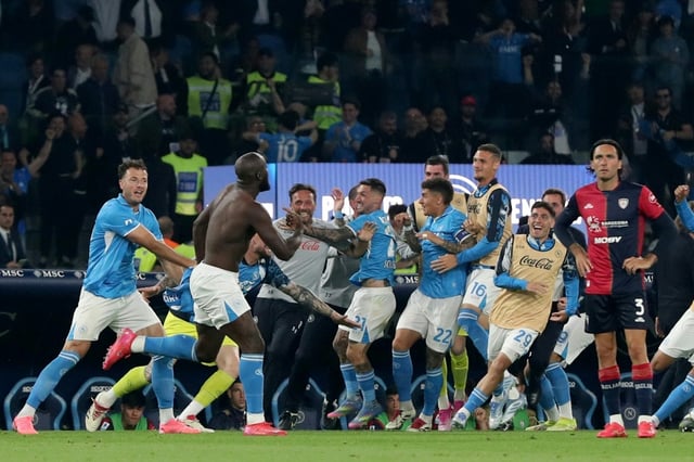 L'attaquant du Napoli Romelu Lukaku (torse nu) félicité par ses coéquipiers après son but face à Cagliari le 23 mai 2025 à  Naples