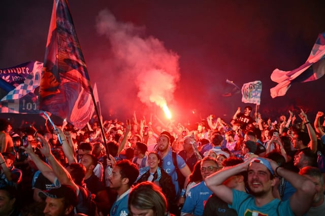 Les supporters du Napoli, euphoriques, célèbrent la conquête du scudetto après le succès à domicile contre Cagliari, le 23 mai 2025