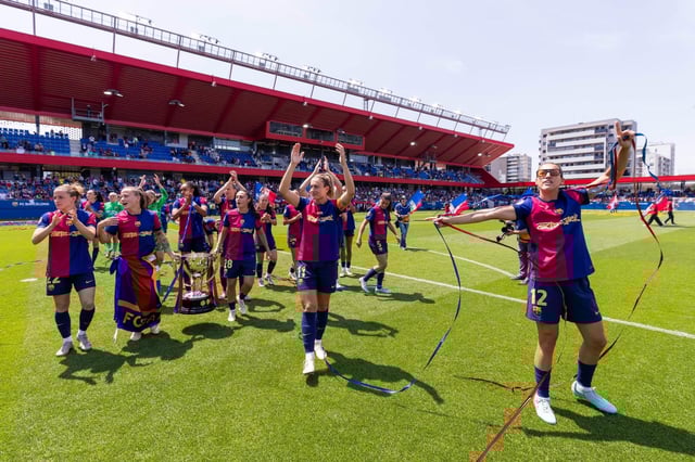 Las jugadoras del Barça celebran la Liga en el Johan Cruyff