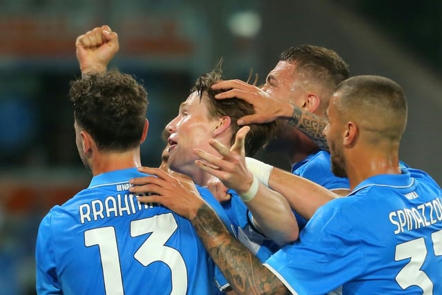 Le milieu de terrain de Naples Scott McTominay félicité par ses coéquipiers lors du match de Championnat d'Italie contre le Torino le 27 avril 2025 à Naples