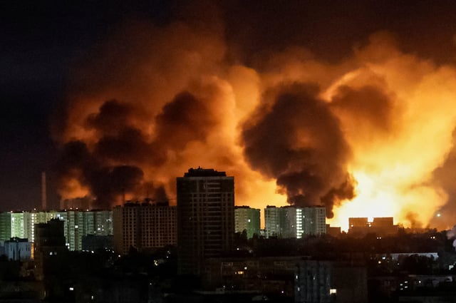 Une attaque massive de drones et de missiles russes a fait au moins huit blessés à Kiev tôt samedi matin.