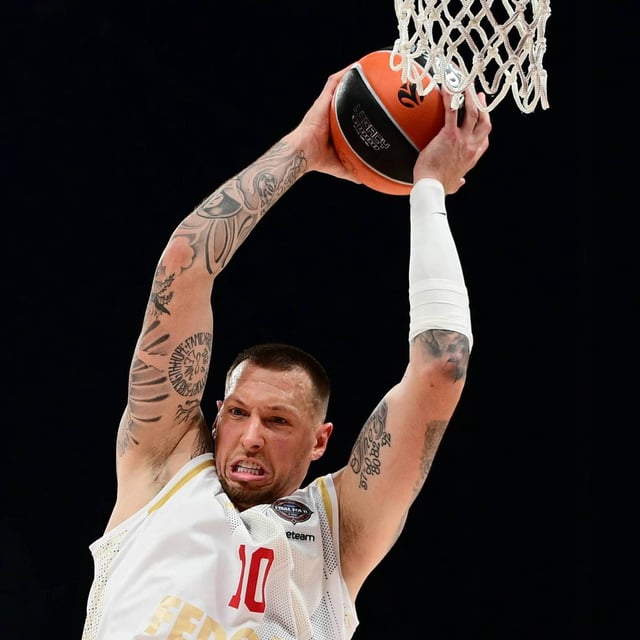 Monacos Daniel Theis im Halbfinale gegen Olympiakos Piräus