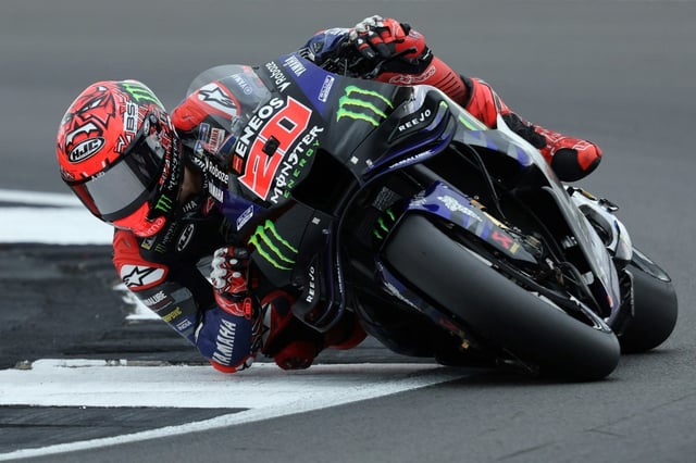 Le pilote MotoGP de l'écurie  Monster Energy Yamaha Fabio Quartararo lors de la Q2 sur le circuit de Silverstone en Grande-Bretagne le 24 mai 2025