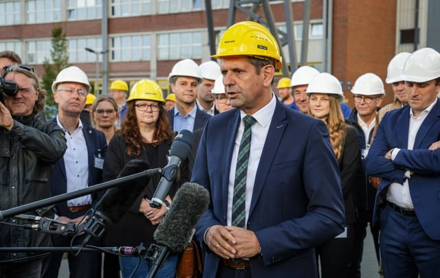 Die SPD Niedersachsen hat den neuen Ministerpräsidenten Olaf Lies zu ihrem Landesvorsitzenden gewählt. Für den 58-Jährigen stimmte auf einem Parteitag in Wolfenbüttel eine Mehrheit der Delegierten, wie die SPD mitteilte.