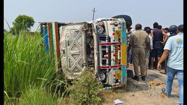 The vehicle overturned by mob near Alhadadpur village within Harduaganj police station limits in Aligarh. (HT Photo)