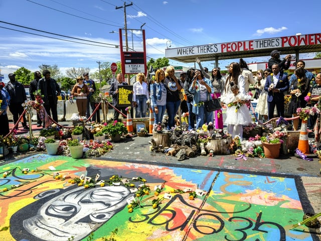 Des membres de la famille Floyd et des proches rassemblés autour d'une fresque murale en mémoire de George Floyd, le 23 mai 2025 à Minneapolis, dans le Minnesota