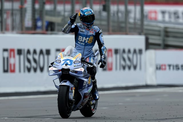L'Espagnol Alex Marquez (Ducati BK8 Gresini Racing) célèbre sa victoire en course sprint samedi au GP d'Angleterre de MotoGP.