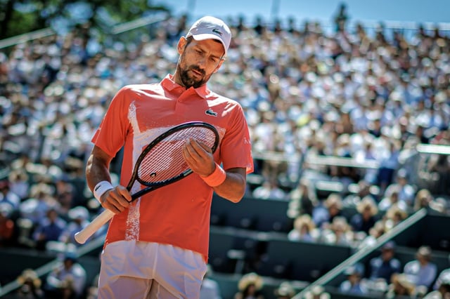 Novak Djokovic lors de la finale du tournoi ATP 250 de Genève le 24 mai 2025. En battant le Polonais Hubert Hurkacz en trois sets accrochés, le Serbe a obtenu le 100e titre de sa carrière