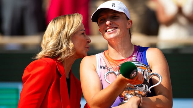 Evert and Swiatek share a joke at the trophy ceremony after last year’s French Open