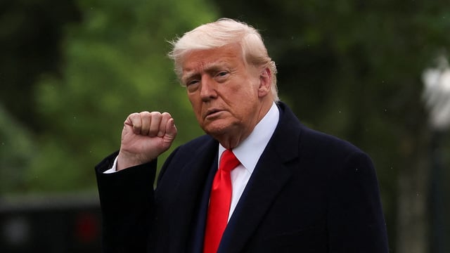 U.S. President Donald Trump raises a fist as he departs the White House to attend his meme coin gala at the Trump National Golf Club, in Washington, D.C., U.S., May 22, 2025. REUTERS/Evelyn Hockstein
