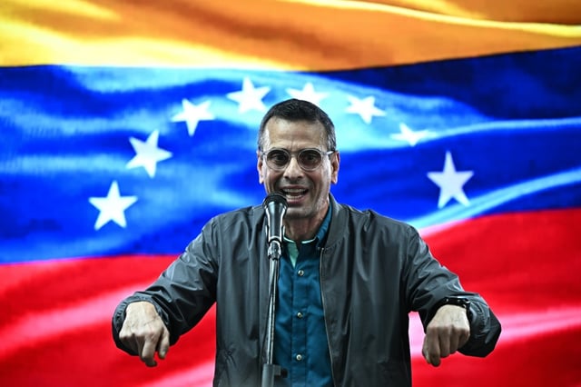 Henrique Capriles, opposant tête de liste des législatives, s'exprime lors d'une réunion pour lancer une nouvelle alliance d'opposition appelée "DECIDE" (Défense Citoyenne de la Démocratie) à l'Université centrale du Venezuela à Caracas le 2 avril 2025