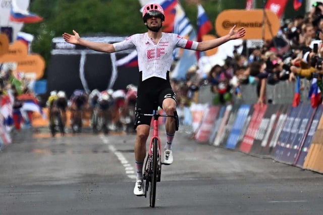 El danés Kasper Asgreen celebra la victoria en la etapa de ayer del Giro. |  Luca Zennaro