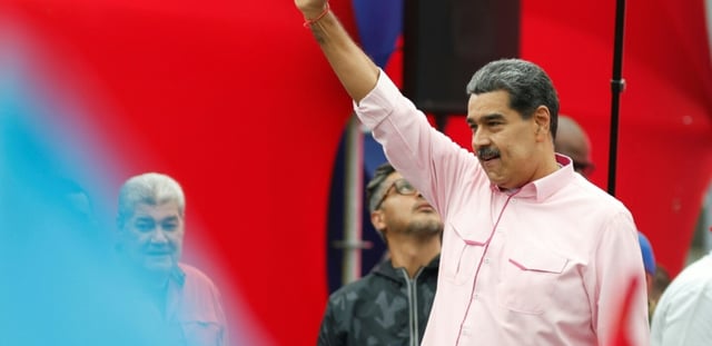 Le président du Venezuela, Nicolas Maduro, salue ses partisans  le 1er mai 2025