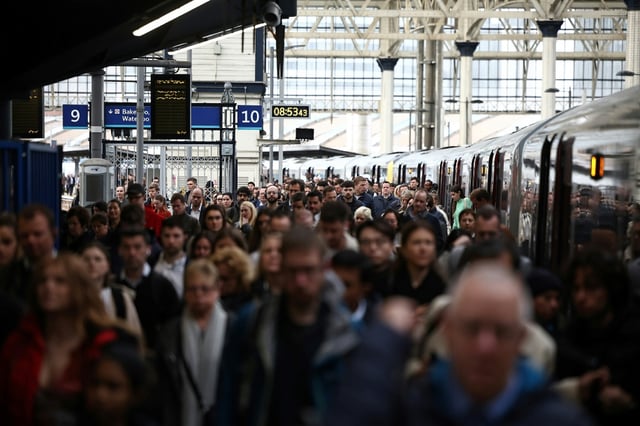 Des voyageurs à l'heure de pointe à la gare de Waterloo, à Londres, le 8 avril 2024