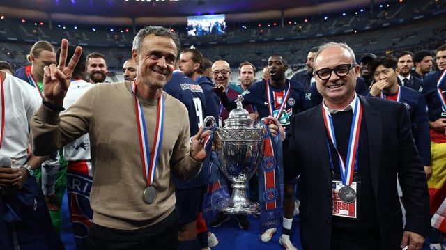 Der zweite Streich: Luis Enrique (l.) mit dem Pokal