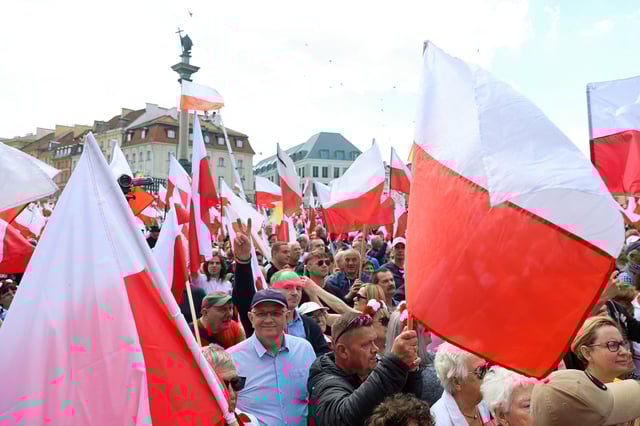 Supporters attend a march organised by Karol Nawrocki, presidential candidate supported by the main opposition party Law and Justice (PiS), ahead of the second round of presidential elections, in Warsaw, Poland May 25, 2025. REUTERS/Lukasz Glowala