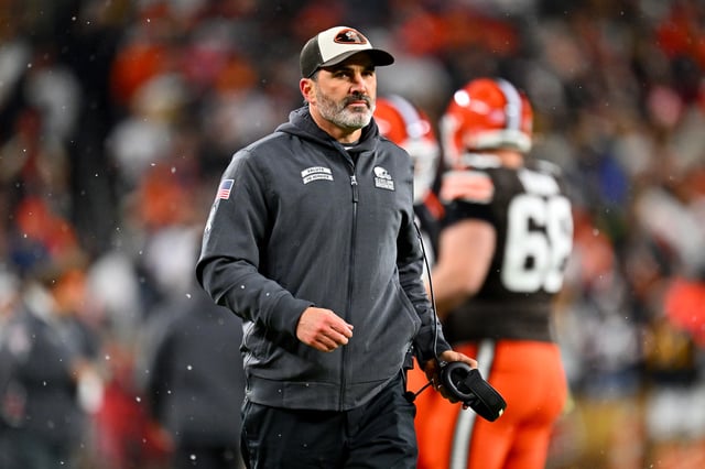Head coach Kevin Stefanski of the Cleveland Browns reacts against the Pittsburgh Steelers during the second quarter in the game at Huntington Bank Field on November 21, 2024 in Cleveland, Ohio.