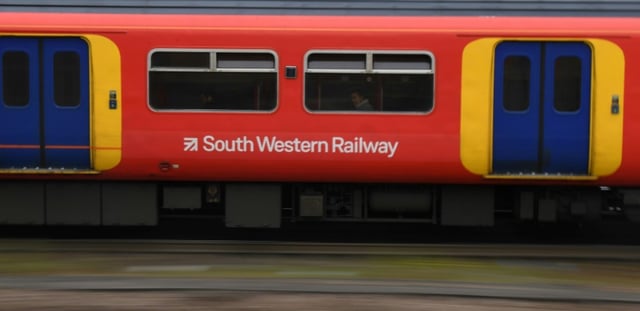 Un train de la compagnie ferroviaire South Western Railway à la gare de Clapham Junction, à Londres, le 20 mai 2021