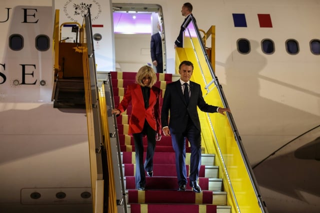 Le président français Emmanuel Macron et son épouse Brigitte Macron à leur arrivée à l'aéroport international de Noi Bai à Hanoï, le 25 mai 2025 au Vietnam