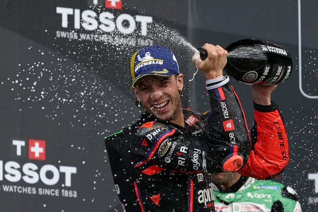 Le pilote italien Aprilia Marco Bezzecchi remporte le GP moto de Grande Bretagne sur le circuit de Silverstone le 25 mai 2025 en Angleterre