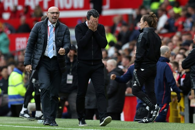 L'entraineur de l'équipe d'Aston Villa Unai Emery (au centre) lors du match de championnat d'Angleterre contre Manchester United au stade d'Old Trafford à Manchester le 25 mai 2025.