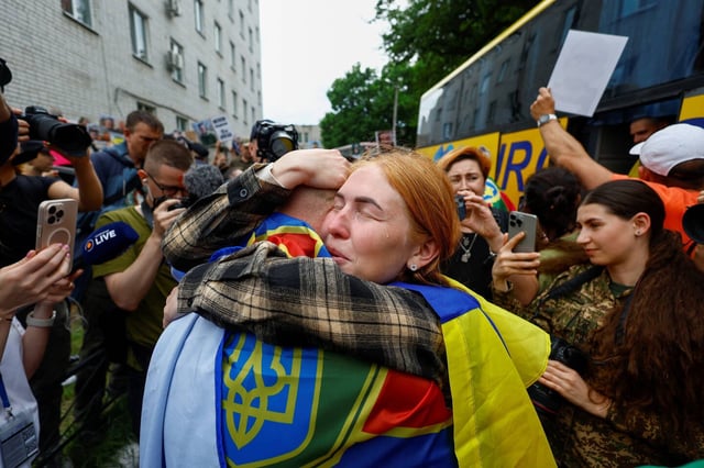 Un ancien prisonnier ukrainien retrouve sa femme, le 25 mai 2025.