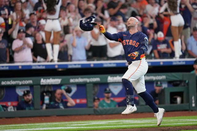 Christian Walker&#39;s third career walk-off hit capped an Astros comeback win over the Mariners and drew Houston with 1 ½ games of the American League West lead.