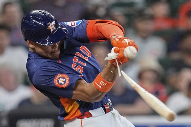 Houston Astros&#39; Cam Smith breaks his bat while hitting a pop out against the Seattle Mariners during the fourth inning of a baseball game Sunday, May 25, 2025, in Houston. (AP Photo/David J. Phillip)