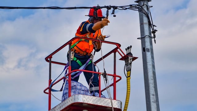 Over 100,000 Entergy New Orleans faced a power outage on Sunday