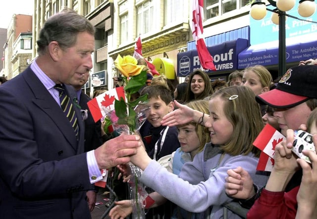 Charles, qui était alors Prince de Galles, rencontre de jeunes Canadiens lors d'une visite à Ottawa, le 25 avril 2001