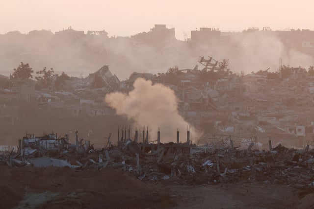 De la fumée s’élève du nord de Gaza après une explosion, près de la frontière Israël-Gaza vue d’Israël, le 24 mai 2025.