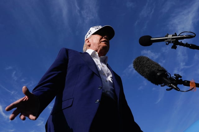 Donald Trump s’adresse aux médias avant d’embarquer à bord de l’Air Force One à l’aéroport municipal de Morristown dans le New Jersey, le 25 mai 2025.