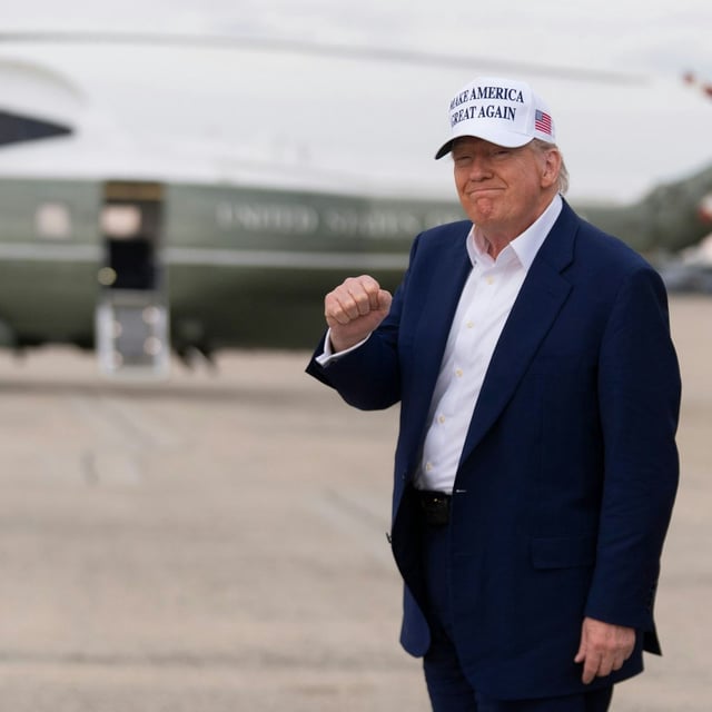 US-Präsident Donald Trump zeigt seine Faust beim Umsteigen auf der Joint Base Andrews in Maryland von der Air Force One in den Hubschrauber mit dem Rufzeichen Marine One. 