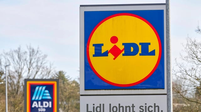 Aldi und Lidl senken die Preise für etliche Produkte.