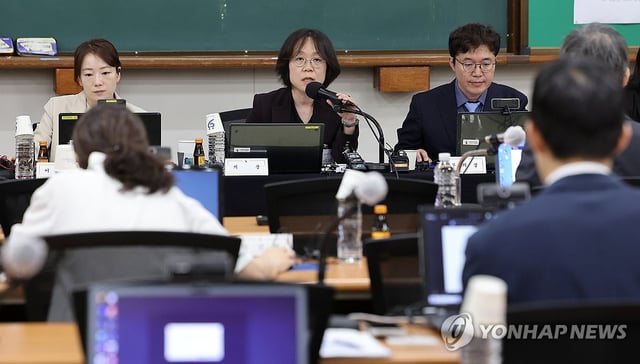 Judge Kim Ye-young (C), chair of the National Council of Judges, speaks during an extraordinary meeting of the council at the Judicial Research and Training Institute in Goyang, north of Seoul, on May 26, 2025. (Pool photo) (Yonhap)