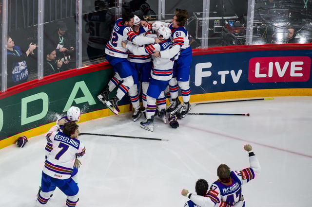 Die US-Spieler feiern den entscheidenden Torschützen, Tage Thompson.