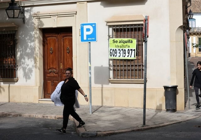 Una vivienda en Córdoba con un cartel de &#39;Se aqluila&#39;