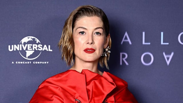Rosamund Pike says she got mugged in 2006 while she was on the phone with her mother. 
