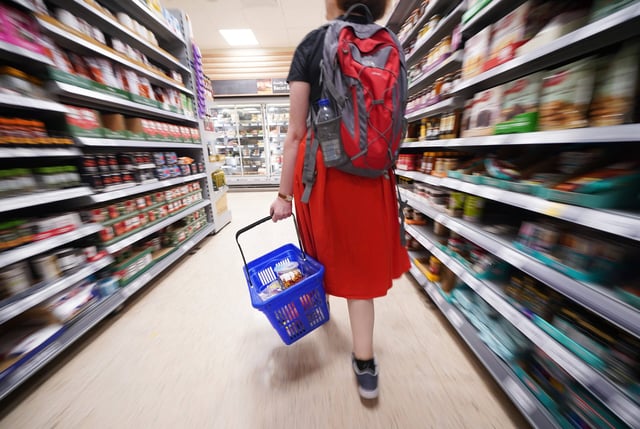 Lidl startet zu Beginn der Woche eine Preissenkungswelle und die Konkurrenz zieht sofort nach. Was das für euren Wocheneinkauf bedeutet.