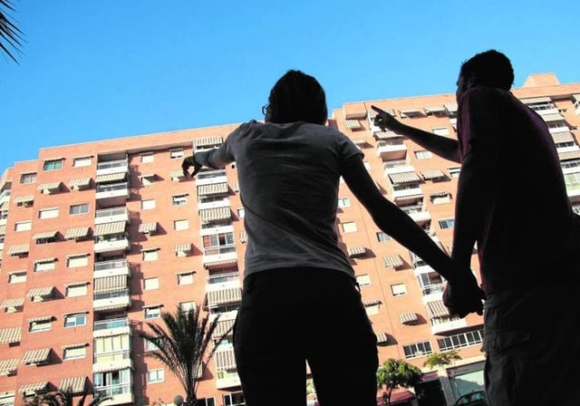 Imagen de archivo de una pareja frente a un edificio en la ciudad de Valencia