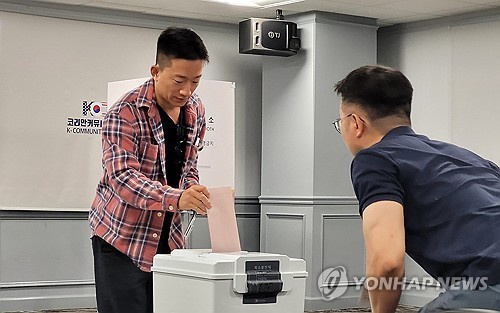 A South Korean national casts his ballot at a polling station in the United States during the overseas voting period that ran from May 20-25, 2025, across 118 countries ahead of the June 3 presidential election. (Yonhap)