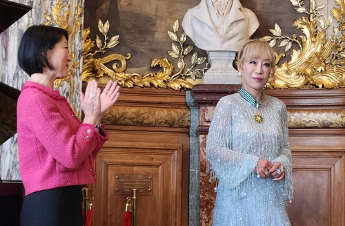 Korean soprano Sumi Jo (R) receives France's Commandeur of the Order of Arts and Letters from the French Ministry of Culture during an award ceremony at the Opera-Comique in Paris on May 26, 2025. (Yonhap) 