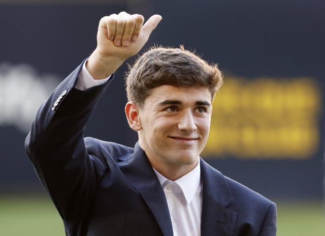 Soccer Football - FC Barcelona's Gavi signs a new contract - Camp Nou, Barcelona, Spain - September 15, 2022 FC Barcelona's Gavi acknowledges fans during the presentation REUTERS/Albert Gea/File photo